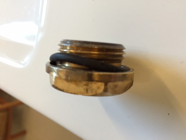 BAU.DE / BAU-Forum: 3. Bild zu Frage "Einbauarmatur falsch abgedichtet oder Materialfehler" im BAU-Forum "Installation: Elektro, Gas, Wasser, Fernwärme etc." BAU.DE / BAU-Forum: 3. Bild zu Frage "Einbauarmatur falsch abgedichtet oder Materialfehler" im BAU-Forum "Installation: Elektro, Gas, Wasser, Fernwärme etc."