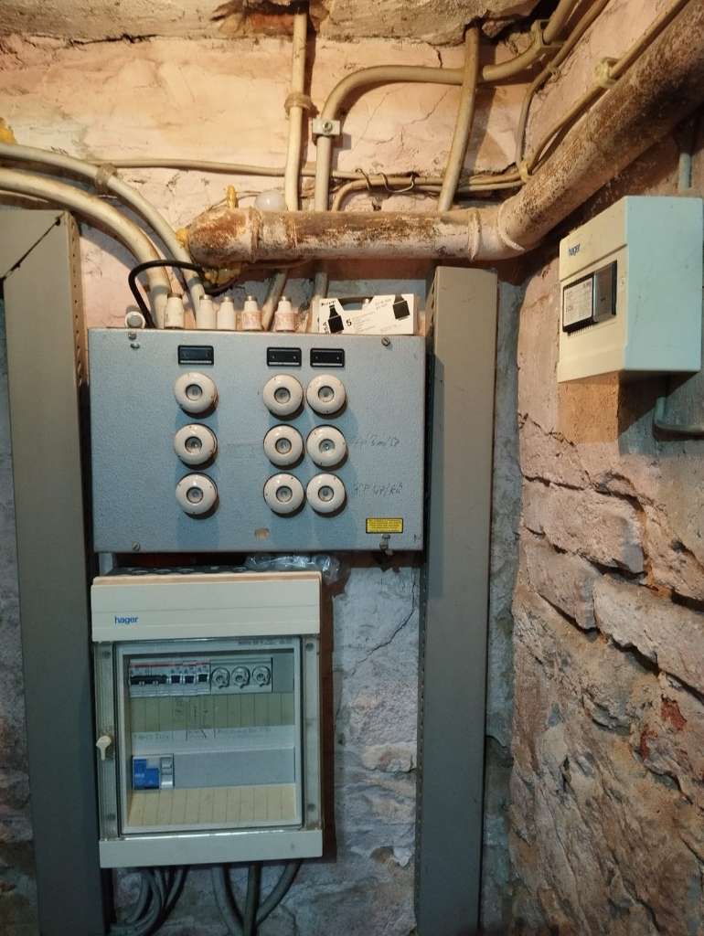 BAU.DE / BAU-Forum: 1. Bild zu Frage "Kann das so bleiben, oder muss das neu gemacht werden?" im BAU-Forum "Installation: Elektro, Gas, Wasser, Fernwärme etc." BAU.DE / BAU-Forum: 1. Bild zu Frage "Kann das so bleiben, oder muss das neu gemacht werden?" im BAU-Forum "Installation: Elektro, Gas, Wasser, Fernwärme etc."