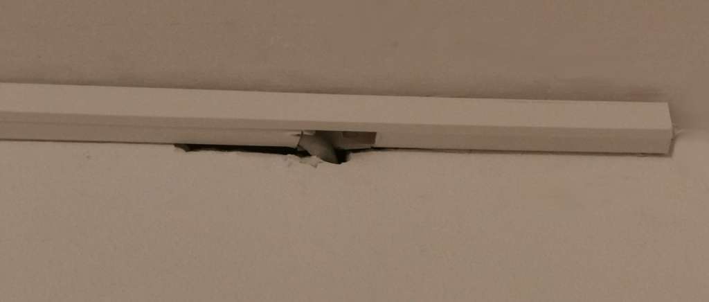 BAU-Forumsbeitrag: Unsaubere Elektroinstallation: Kabelkanal auf Putz - Wie beheben? BAU-Forumsbeitrag: Unsaubere Elektroinstallation: Kabelkanal auf Putz - Wie beheben?