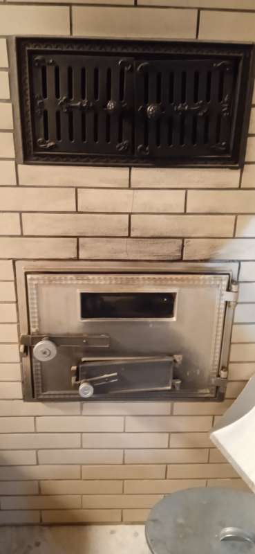 BAU.DE / BAU-Forum: 1. Bild zu Antwort "Kachelofen Geruch: &Auml;tzender Geruch nach verbranntem Wachs" auf die Frage "Kachelofen stinkt: Ursachen f&uuml;r Geruch, Sanierungskosten & Alternativen zum Abriss?" im BAU-Forum "Kamin und Kachelofen"