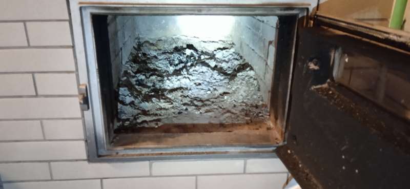 BAU.DE / BAU-Forum: 2. Bild zu Antwort "Kachelofen Geruch: &Auml;tzender Geruch nach verbranntem Wachs" auf die Frage "Kachelofen stinkt: Ursachen f&uuml;r Geruch, Sanierungskosten & Alternativen zum Abriss?" im BAU-Forum "Kamin und Kachelofen"