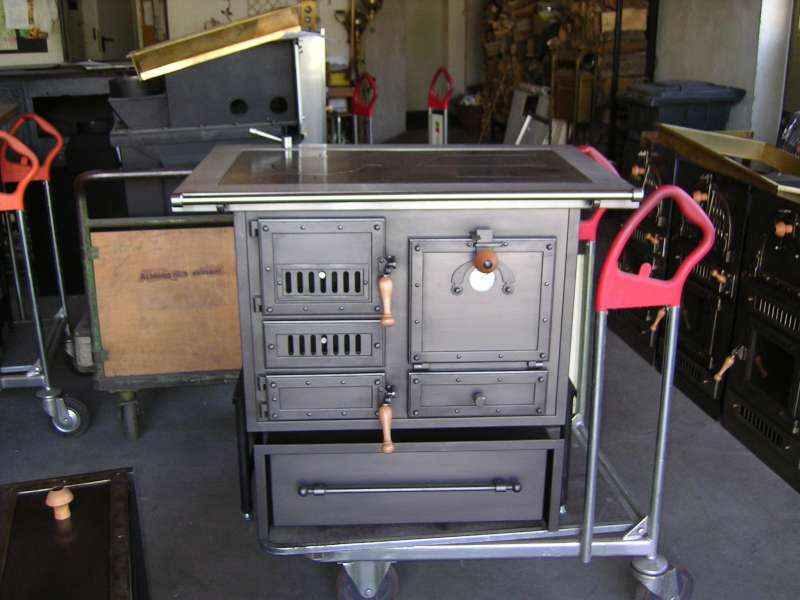 BAU.DE / BAU-Forum: 2. Bild zu Antwort "K&uuml;chenherd mit Z&uuml;gen: Armutszeugnis f&uuml;r Ofenbauer?" auf die Frage "K&uuml;chenherd mit Nachheizkasten im Bauernhaus: Sinnvolle Kombination? Kosten & Effizienz" im BAU-Forum "Kamin und Kachelofen"