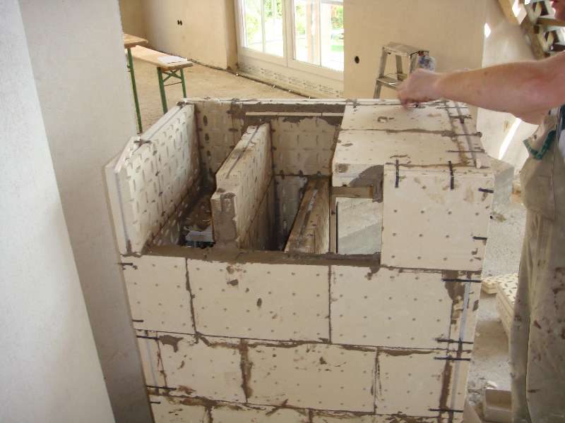 BAU.DE / BAU-Forum: 1. Bild zu Antwort "Speicherofen: Bilder vom Rohbau &ndash; Einblick durch L&uuml;ftungsgitter" auf die Frage "Speicherofen zu klein? Ursachen, L&ouml;sungen & W&auml;rmebedarf berechnen" im BAU-Forum "Kamin und Kachelofen"