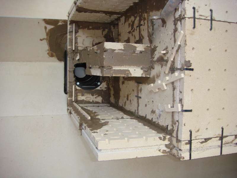 BAU.DE / BAU-Forum: 2. Bild zu Antwort "Speicherofen: Bilder vom Rohbau &ndash; Einblick durch L&uuml;ftungsgitter" auf die Frage "Speicherofen zu klein? Ursachen, L&ouml;sungen & W&auml;rmebedarf berechnen" im BAU-Forum "Kamin und Kachelofen"