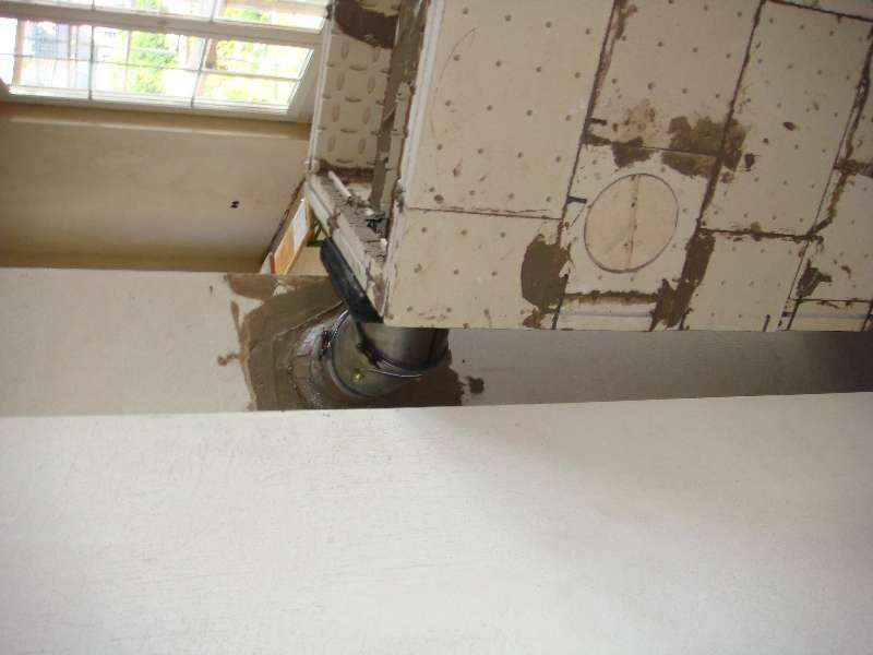 BAU.DE / BAU-Forum: 3. Bild zu Antwort "Speicherofen: Bilder vom Rohbau &ndash; Einblick durch L&uuml;ftungsgitter" auf die Frage "Speicherofen zu klein? Ursachen, L&ouml;sungen & W&auml;rmebedarf berechnen" im BAU-Forum "Kamin und Kachelofen"