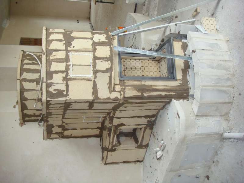 BAU.DE / BAU-Forum: 4. Bild zu Antwort "Speicherofen: Bilder vom Rohbau &ndash; Einblick durch L&uuml;ftungsgitter" auf die Frage "Speicherofen zu klein? Ursachen, L&ouml;sungen & W&auml;rmebedarf berechnen" im BAU-Forum "Kamin und Kachelofen"