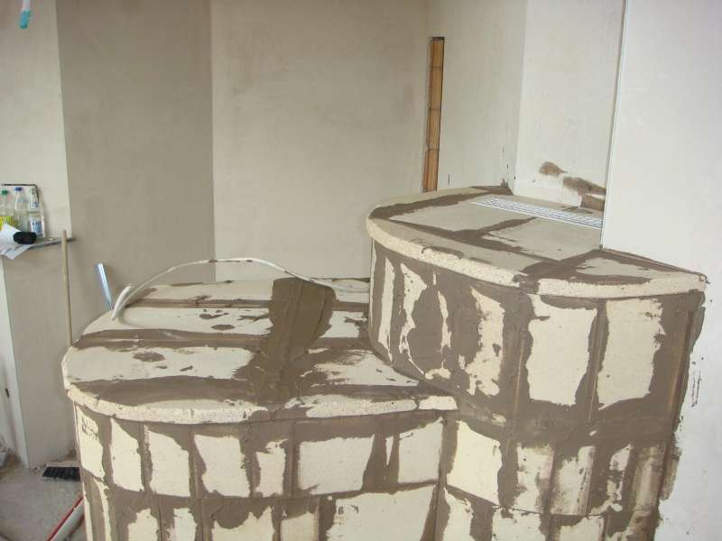 BAU.DE / BAU-Forum: 5. Bild zu Antwort "Speicherofen: Bilder vom Rohbau &ndash; Einblick durch L&uuml;ftungsgitter" auf die Frage "Speicherofen zu klein? Ursachen, L&ouml;sungen & W&auml;rmebedarf berechnen" im BAU-Forum "Kamin und Kachelofen"