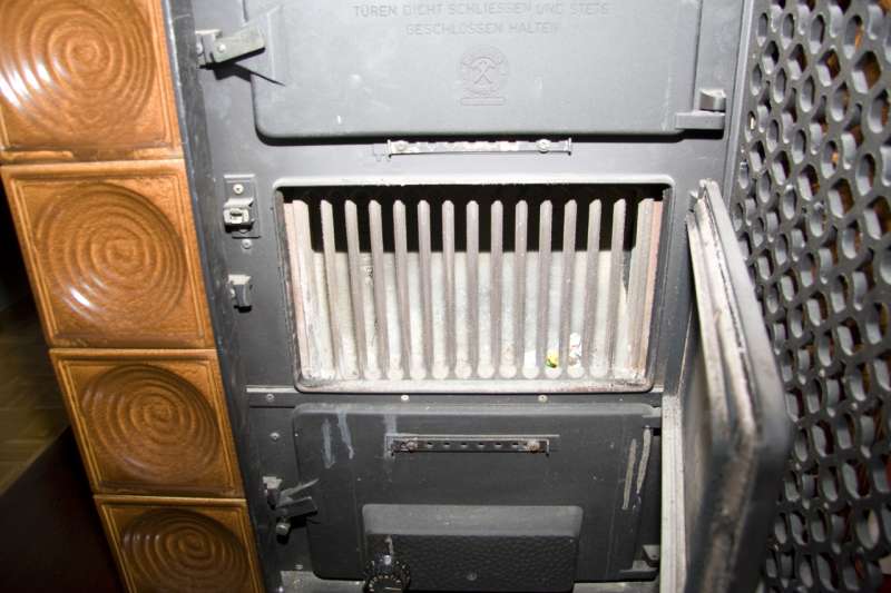 BAU.DE / BAU-Forum: 1. Bild zu Frage "Gitter im Feuerungsfach" im BAU-Forum "Kamin und Kachelofen" BAU.DE / BAU-Forum: 1. Bild zu Frage "Gitter im Feuerungsfach" im BAU-Forum "Kamin und Kachelofen"