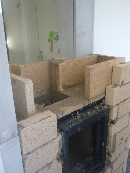 BAU.DE / BAU-Forum: 1. Bild zu Antwort "Bild" auf die Frage "Grundofen Hinterlüftung & Feuerraum: Getrennt? Risiken, Sicherheit & Fachmeinungen" im BAU-Forum "Kamin und Kachelofen" BAU.DE / BAU-Forum: 1. Bild zu Antwort "Bild" auf die Frage "Grundofen Hinterlüftung & Feuerraum: Getrennt? Risiken, Sicherheit & Fachmeinungen" im BAU-Forum "Kamin und Kachelofen"