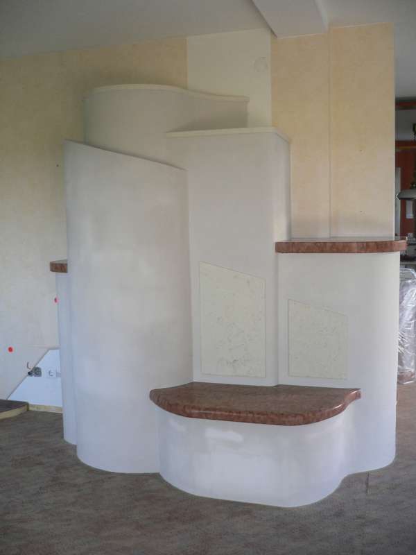 BAU.DE / BAU-Forum: 2. Bild zu Antwort "Grundofen mit Naturstein -Abdeckung" auf die Frage "Bruchmarmor auf Grundofen befestigen: H&auml;lt das? Putz ausbessern & sicher verkleben?" im BAU-Forum "Kamin und Kachelofen"