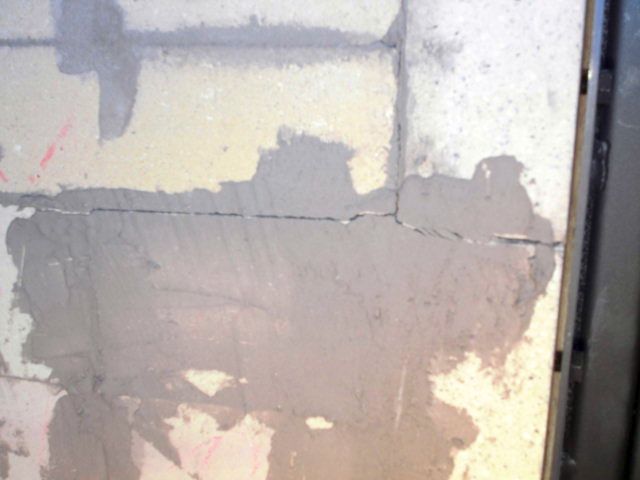 BAU.DE / BAU-Forum: 2. Bild zu Antwort "Bilder" auf die Frage "Risse im Grundofen: Ursachen, Risiken & Sanierung &ndash; Was tun bei Rissen?" im BAU-Forum "Kamin und Kachelofen"