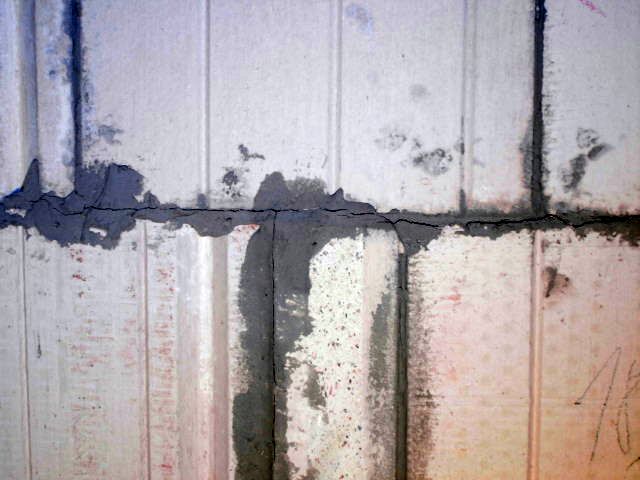 BAU.DE / BAU-Forum: 3. Bild zu Antwort "Bilder" auf die Frage "Risse im Grundofen: Ursachen, Risiken & Sanierung &ndash; Was tun bei Rissen?" im BAU-Forum "Kamin und Kachelofen"