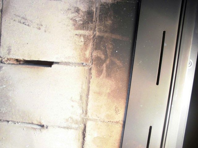 BAU.DE / BAU-Forum: 1. Bild zu Antwort "es sind tats&auml;chlich nur stellenweise Haarrisse..." auf die Frage "Risse im Grundofen: Ursachen, Risiken & Sanierung &ndash; Was tun bei Rissen?" im BAU-Forum "Kamin und Kachelofen"