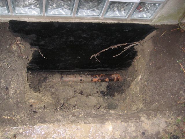 BAU.DE / BAU-Forum: 1. Bild zu Frage "Feuchte Kellerwand Ursache finden: Dachentw&auml;sserung pr&uuml;fen & Abdichtung sanieren?" im BAU-Forum "Keller"