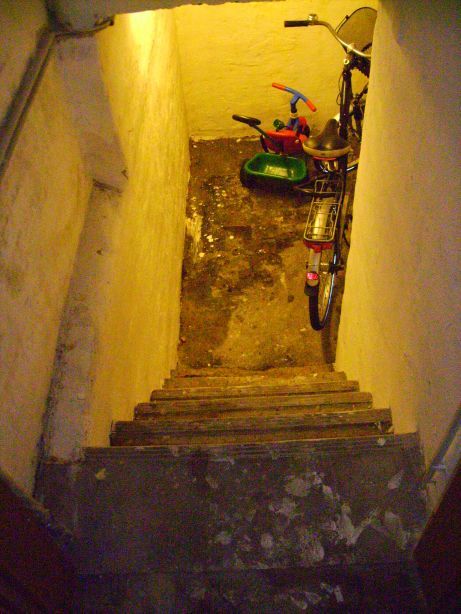 BAU.DE / BAU-Forum: 1. Bild zu Antwort "Regenwasser: Fallrohr und Regentonne am Kellerfenster" auf die Frage "Feuchter Keller: Welcher Bodenbelag eignet sich? Ursachen, Sanierung & Kosten" im BAU-Forum "Keller"