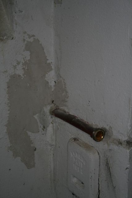 BAU.DE / BAU-Forum: 1. Bild zu Antwort "Bestandsaufnahme: Altes Wasserrohr &ndash; Zustand Kellerinnenseite" auf die Frage "Kabuflex & PN20 Wasserrohr durch Kellerwand: Korrekte Durchf&uuml;hrung, Abdichtung & Risiken?" im BAU-Forum "Keller"