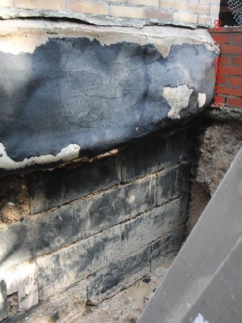 BAU.DE / BAU-Forum: 1. Bild zu Frage "Kellerwand sanieren (1960er): Anleitung, Bitumen, Dickbeschichtung & Kosten?" im BAU-Forum "Keller"