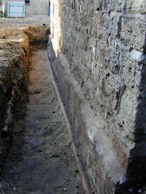 BAU.DE / BAU-Forum: 1. Bild zu Antwort "Freilegung Bruchsteinsockel: Ziegelkante ohne Verbund zum Fundament" auf die Frage "Bruchsteinsockel abdichten oder offen lassen? Ziegelkante sanieren – Kosten & Risiken" im BAU-Forum "Keller" BAU.DE / BAU-Forum: 1. Bild zu Antwort "Freilegung Bruchsteinsockel: Ziegelkante ohne Verbund zum Fundament" auf die Frage "Bruchsteinsockel abdichten oder offen lassen? Ziegelkante sanieren – Kosten & Risiken" im BAU-Forum "Keller"