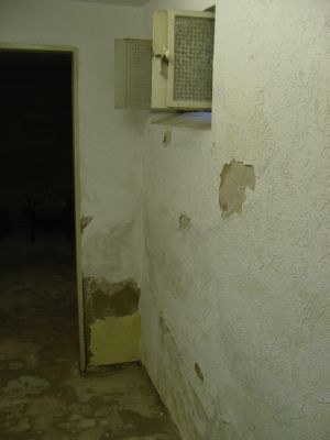 BAU.DE / BAU-Forum: 2. Bild zu Antwort "Kellerzustand: Fotos von Sch&auml;den vor und nach Sanierung" auf die Frage "Dichtschl&auml;mme auf Betonfarbe: Sinnvoll? Anwendung, Risiken & Alternativen f&uuml;r Kellerabdichtung?" im BAU-Forum "Keller"