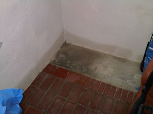 BAU.DE / BAU-Forum: 4. Bild zu Antwort "Kellerzustand: Fotos von Sch&auml;den vor und nach Sanierung" auf die Frage "Dichtschl&auml;mme auf Betonfarbe: Sinnvoll? Anwendung, Risiken & Alternativen f&uuml;r Kellerabdichtung?" im BAU-Forum "Keller"