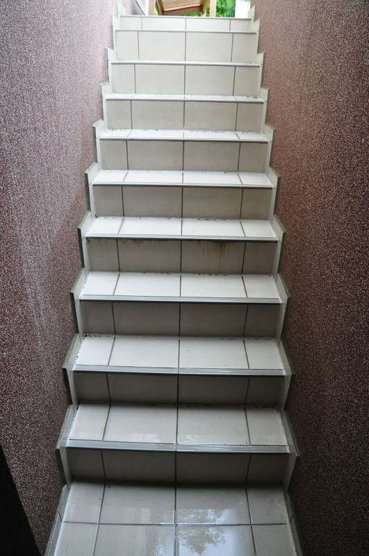 BAU.DE / BAU-Forum: 1. Bild zu Frage "Kelleraußentreppe abdichten: Ursachen, Kosten & Methoden gegen Feuchtigkeit?" im BAU-Forum "Keller" BAU.DE / BAU-Forum: 1. Bild zu Frage "Kelleraußentreppe abdichten: Ursachen, Kosten & Methoden gegen Feuchtigkeit?" im BAU-Forum "Keller"