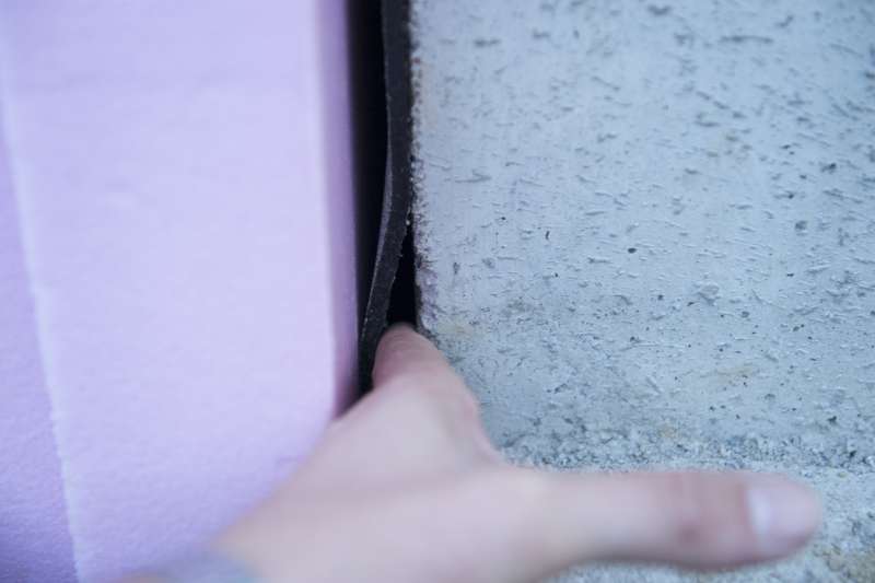 BAU.DE / BAU-Forum: 1. Bild zu Frage "Bitumen Bahn zwischen Fundament und Platte l&ouml;st sich" im BAU-Forum "Keller"