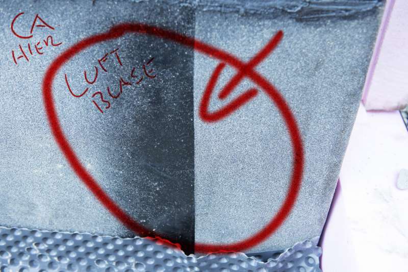 BAU.DE / BAU-Forum: 3. Bild zu Frage "Bitumen Bahn zwischen Fundament und Platte l&ouml;st sich" im BAU-Forum "Keller"