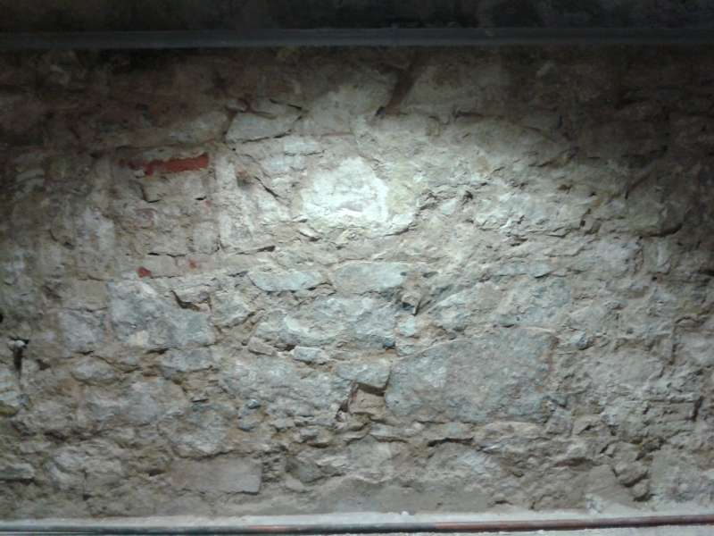 BAU.DE / BAU-Forum: 1. Bild zu Frage "Porphyrstein von Putz befreien" im BAU-Forum "Keller"