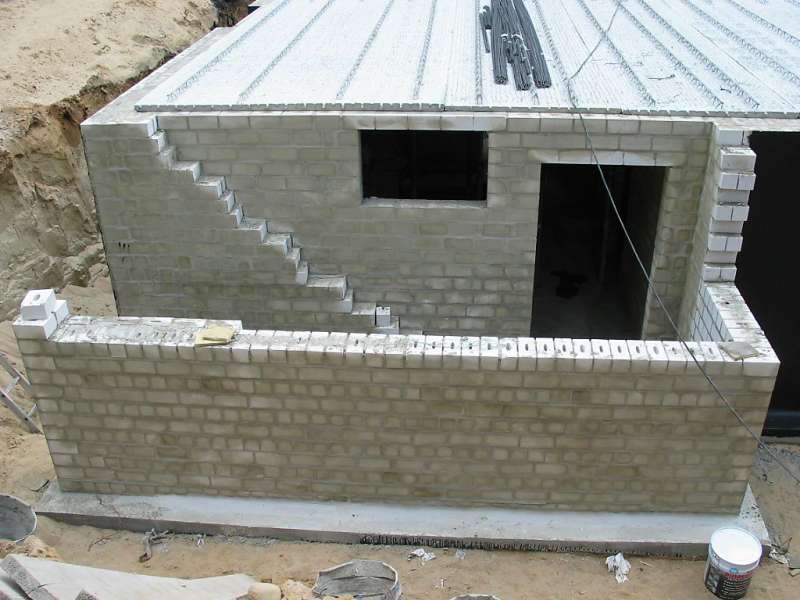 BAU.DE / BAU-Forum: 1. Bild zu Frage "Kellerau&szlig;enwand starke Feuchtigkeit im unteren Bereich &nbsp;-&nbsp; die restlichen Innenw&auml;nde zeigen ebenfalls Feuchtigkeitsspuren &nbsp;-&nbsp; doch weniger intensiv" im BAU-Forum "Keller"