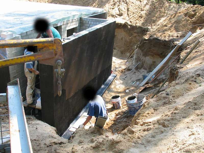 BAU.DE / BAU-Forum: 3. Bild zu Frage "Kellerau&szlig;enwand starke Feuchtigkeit im unteren Bereich &nbsp;-&nbsp; die restlichen Innenw&auml;nde zeigen ebenfalls Feuchtigkeitsspuren &nbsp;-&nbsp; doch weniger intensiv" im BAU-Forum "Keller"