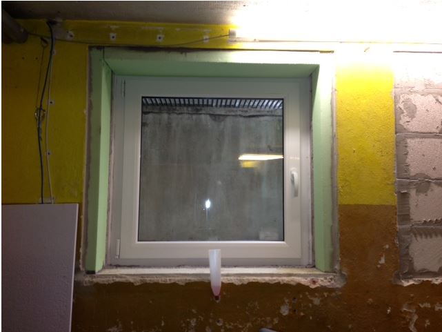 BAU.DE / BAU-Forum: 1. Bild zu Frage "Kellerw&auml;nde (Baujahr 1969) wurden mit Lackfarbe! gestrichen." im BAU-Forum "Keller"