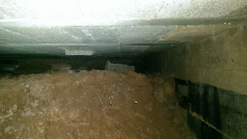 BAU.DE / BAU-Forum: 1. Bild zu Frage "Kellerraum zur H&auml;lfte mit Erde bef&uuml;llt" im BAU-Forum "Keller"