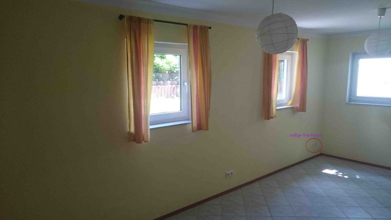 BAU.DE / BAU-Forum: 1. Bild zu Frage "Schimmel hinter Fu&szlig;leisten N&auml;he Kellereingangst&uuml;r. Ursache?" im BAU-Forum "Keller"