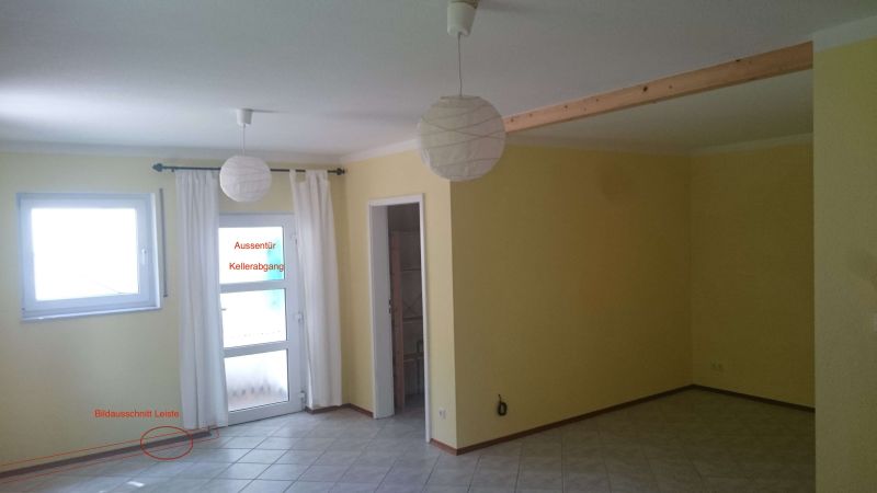 BAU.DE / BAU-Forum: 2. Bild zu Frage "Schimmel hinter Fu&szlig;leisten N&auml;he Kellereingangst&uuml;r. Ursache?" im BAU-Forum "Keller"