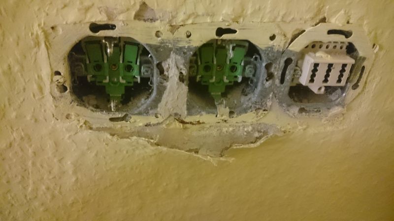 BAU.DE / BAU-Forum: 4. Bild zu Frage "Schimmel hinter Fu&szlig;leisten N&auml;he Kellereingangst&uuml;r. Ursache?" im BAU-Forum "Keller"