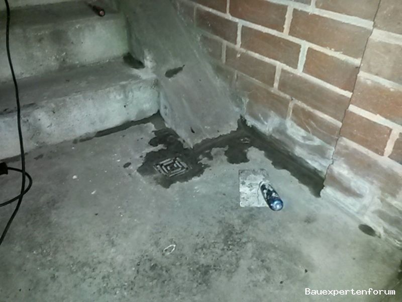 BAU.DE / BAU-Forum: 1. Bild zu Frage "feuchter Kellerabgang" im BAU-Forum "Keller" BAU.DE / BAU-Forum: 1. Bild zu Frage "feuchter Kellerabgang" im BAU-Forum "Keller"