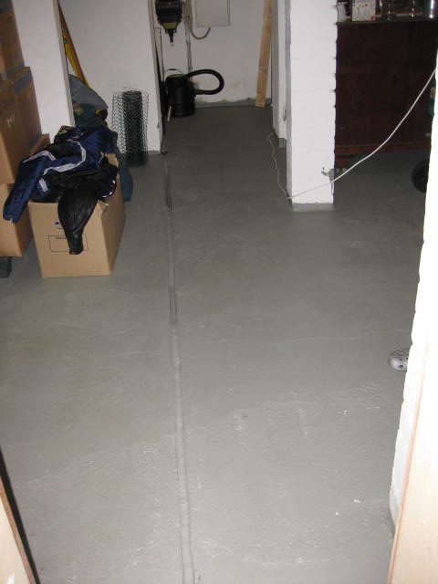 BAU.DE / BAU-Forum: 1. Bild zu Frage "Wofür ist die Rinne im Keller" im BAU-Forum "Keller" BAU.DE / BAU-Forum: 1. Bild zu Frage "Wofür ist die Rinne im Keller" im BAU-Forum "Keller"