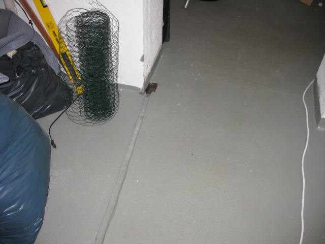 BAU.DE / BAU-Forum: 3. Bild zu Frage "Wofür ist die Rinne im Keller" im BAU-Forum "Keller" BAU.DE / BAU-Forum: 3. Bild zu Frage "Wofür ist die Rinne im Keller" im BAU-Forum "Keller"