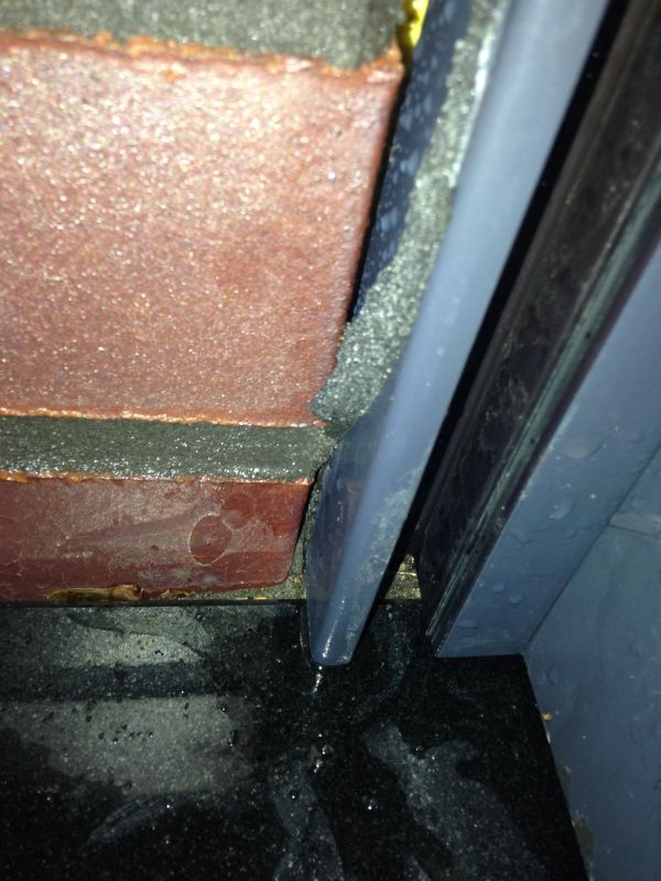 BAU.DE / BAU-Forum: 1. Bild zu Antwort "Hallo, hier sind Fotos, wie..." auf die Frage "Nasse Kellerwand nach Schlagregen: Ursachen, Fensterbank-Check & Sanierungstipps" im BAU-Forum "Keller" BAU.DE / BAU-Forum: 1. Bild zu Antwort "Hallo, hier sind Fotos, wie..." auf die Frage "Nasse Kellerwand nach Schlagregen: Ursachen, Fensterbank-Check & Sanierungstipps" im BAU-Forum "Keller"