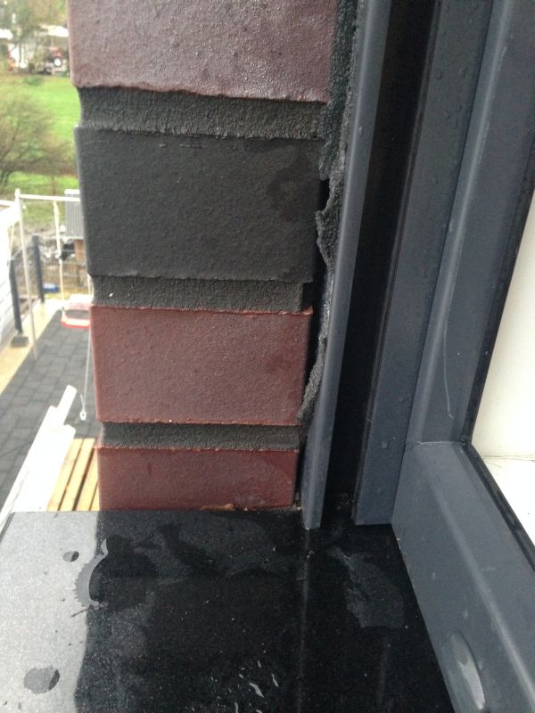 BAU.DE / BAU-Forum: 2. Bild zu Antwort "Hallo, hier sind Fotos, wie..." auf die Frage "Nasse Kellerwand nach Schlagregen: Ursachen, Fensterbank-Check & Sanierungstipps" im BAU-Forum "Keller" BAU.DE / BAU-Forum: 2. Bild zu Antwort "Hallo, hier sind Fotos, wie..." auf die Frage "Nasse Kellerwand nach Schlagregen: Ursachen, Fensterbank-Check & Sanierungstipps" im BAU-Forum "Keller"