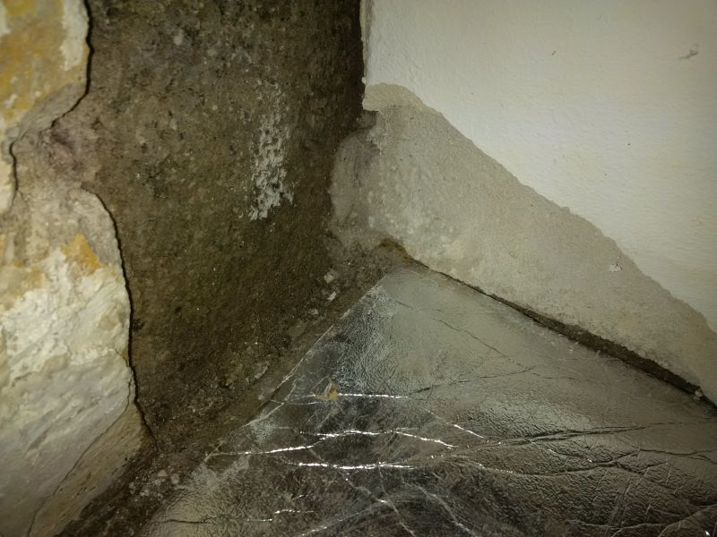 BAU.DE / BAU-Forum: 2. Bild zu Frage "Feuchtigkeit im Keller / Ecke zur anderen Doppelhaushälfte und Garten / Wasser von unten?" im BAU-Forum "Keller" BAU.DE / BAU-Forum: 2. Bild zu Frage "Feuchtigkeit im Keller / Ecke zur anderen Doppelhaushälfte und Garten / Wasser von unten?" im BAU-Forum "Keller"