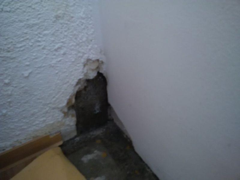 BAU.DE / BAU-Forum: 4. Bild zu Frage "Feuchtigkeit im Keller / Ecke zur anderen Doppelhaushälfte und Garten / Wasser von unten?" im BAU-Forum "Keller" BAU.DE / BAU-Forum: 4. Bild zu Frage "Feuchtigkeit im Keller / Ecke zur anderen Doppelhaushälfte und Garten / Wasser von unten?" im BAU-Forum "Keller"