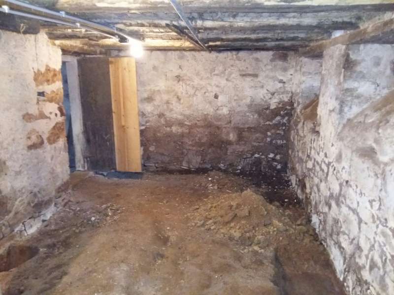 BAU.DE / BAU-Forum: 2. Bild zu Frage "Keller feucht, Hanglage, Lehmboden, DM-Bauernhaus 1837 bei Lörrach" im BAU-Forum "Keller" BAU.DE / BAU-Forum: 2. Bild zu Frage "Keller feucht, Hanglage, Lehmboden, DM-Bauernhaus 1837 bei Lörrach" im BAU-Forum "Keller"