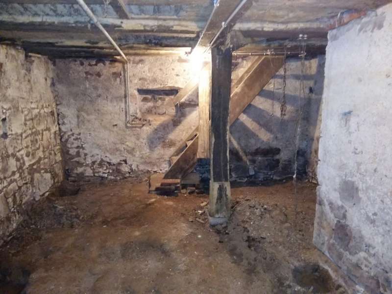 BAU.DE / BAU-Forum: 3. Bild zu Frage "Keller feucht, Hanglage, Lehmboden, DM-Bauernhaus 1837 bei Lörrach" im BAU-Forum "Keller" BAU.DE / BAU-Forum: 3. Bild zu Frage "Keller feucht, Hanglage, Lehmboden, DM-Bauernhaus 1837 bei Lörrach" im BAU-Forum "Keller"