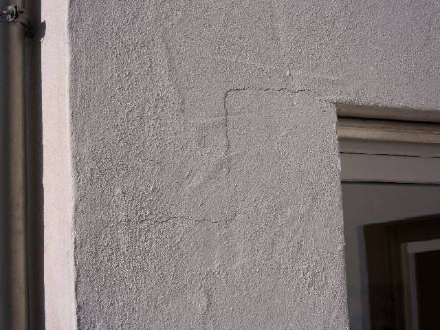BAU.DE / BAU-Forum: 4. Bild zu Frage "Risse im Außenputz" im BAU-Forum "Neubau" BAU.DE / BAU-Forum: 4. Bild zu Frage "Risse im Außenputz" im BAU-Forum "Neubau"