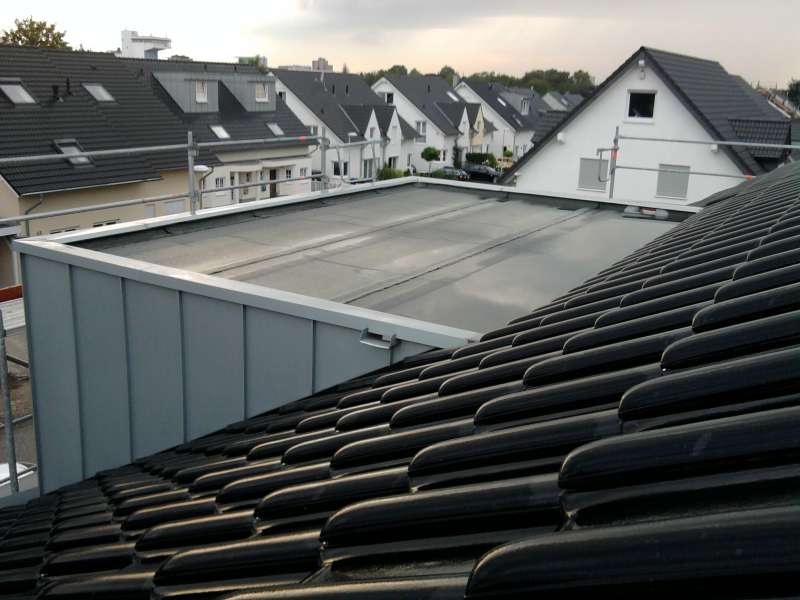 BAU.DE / BAU-Forum: 1. Bild zu Frage "Neubauflachdach l&auml;uft nicht ab, Generalunternehmer meint kein Mangel" im BAU-Forum "Neubau"