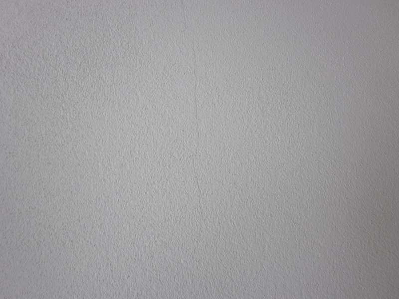 BAU.DE / BAU-Forum: 3. Bild zu Frage "Kalkputz Risse an Elektroleitungen: Ursachen, Gefahren & Sanierung?" im BAU-Forum "Neubau"