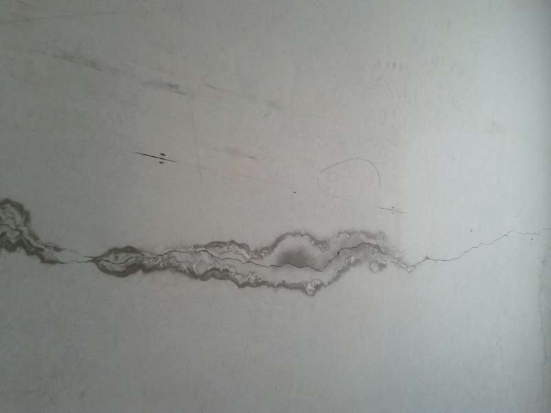 BAU.DE / BAU-Forum: 1. Bild zu Frage "Kellerdecke Risse: Trocknungsrisse erkennen & Ursachen – Was tun bei schlimmeren Schäden?" im BAU-Forum "Neubau" BAU.DE / BAU-Forum: 1. Bild zu Frage "Kellerdecke Risse: Trocknungsrisse erkennen & Ursachen – Was tun bei schlimmeren Schäden?" im BAU-Forum "Neubau"