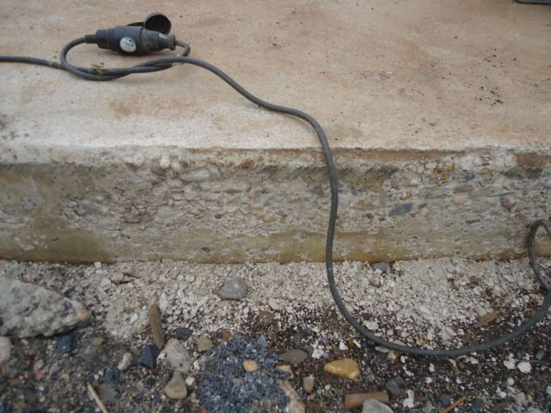 BAU.DE / BAU-Forum: 1. Bild zu Frage "1,5 Jahre alter Beton bl&auml;ttert ab" im BAU-Forum "Neubau"