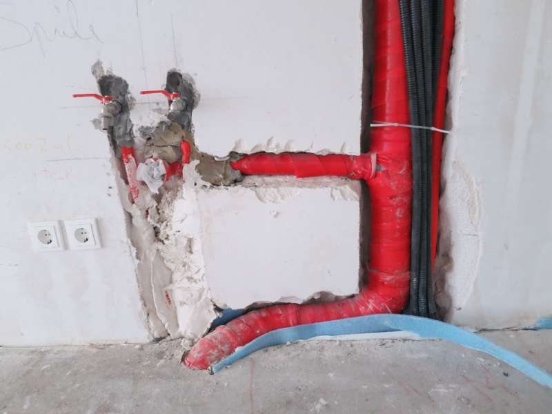 BAU.DE / BAU-Forum: 1. Bild zu Antwort "Das Foto" auf die Frage "Abflussrohr ragt aus Estrich: Mangel, Entsch&auml;digung oder Ausbesserung? Rechte & Optionen" im BAU-Forum "Neubau"